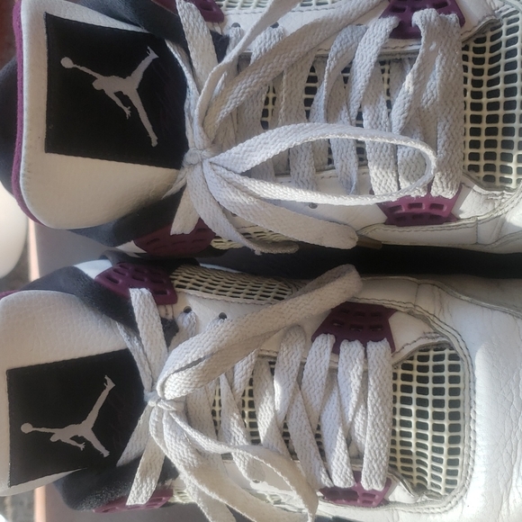 USED 10 1/2 AIR JORDAN 4 RETRO WHITE AND BURGUNDY. No Box - Picture 7 of 7